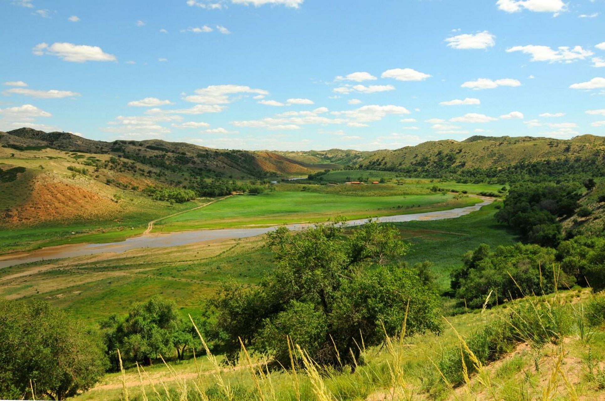 锡林郭勒盟的浑善达克沙地是国内十大沙漠沙地之一,距离北京仅有180