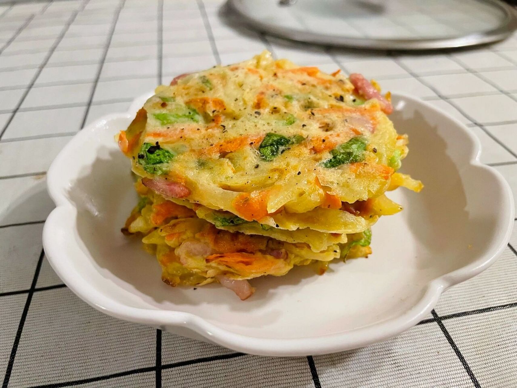 早餐09胡萝卜蔬菜饼 最近坚持早起给老公做早饭,中式和西式换着来,1