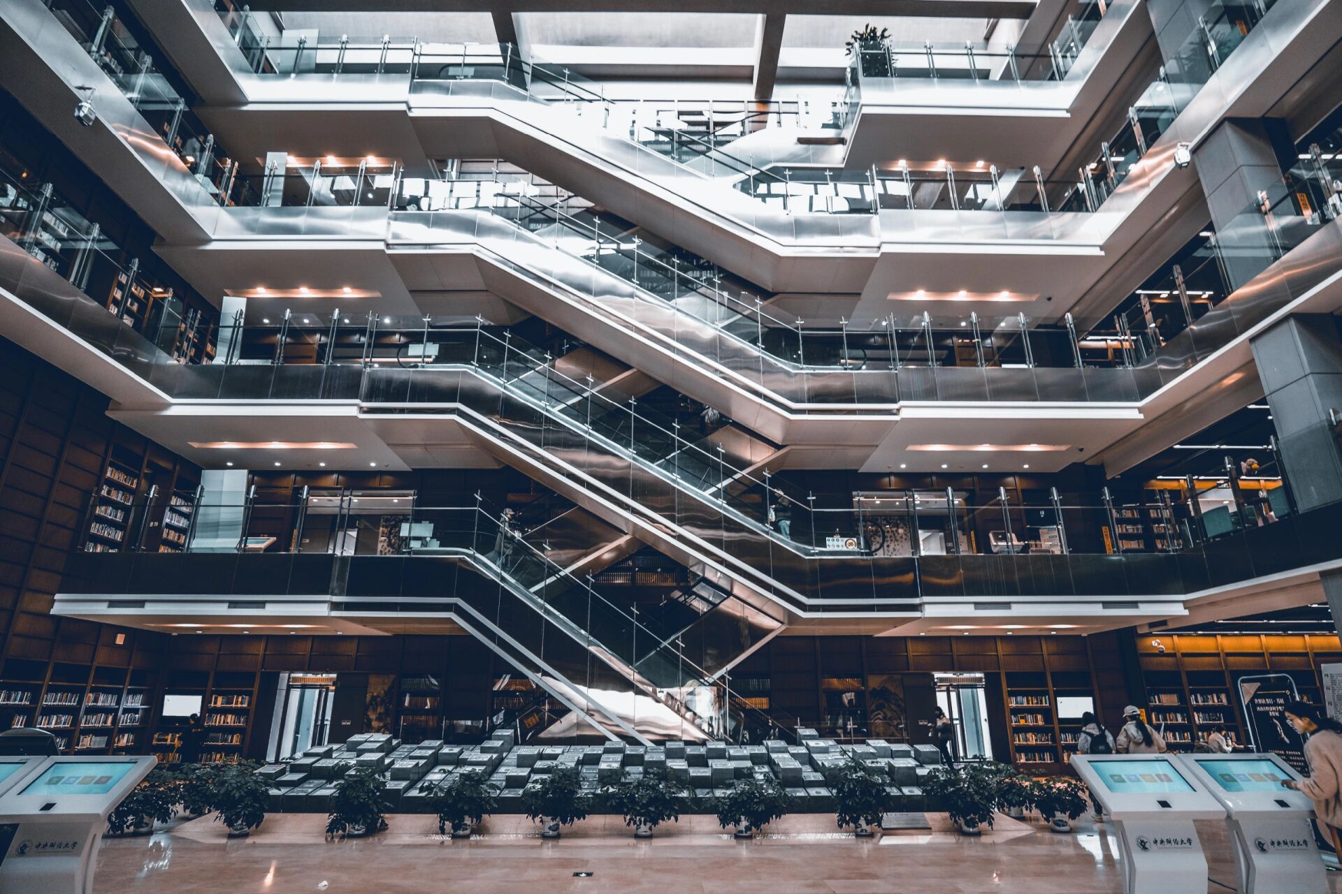 央财图书馆 活动拍摄路过,没能仔细参观全貌,拿手机拍了两张,现场感觉