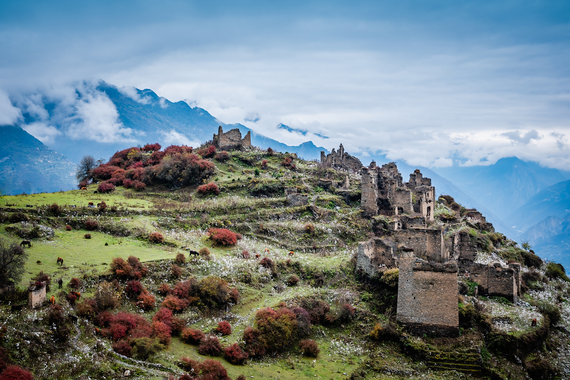 九子寨-四川的马丘比丘 九子寨位于阿坝州理县木卡乡,2600米的海拔