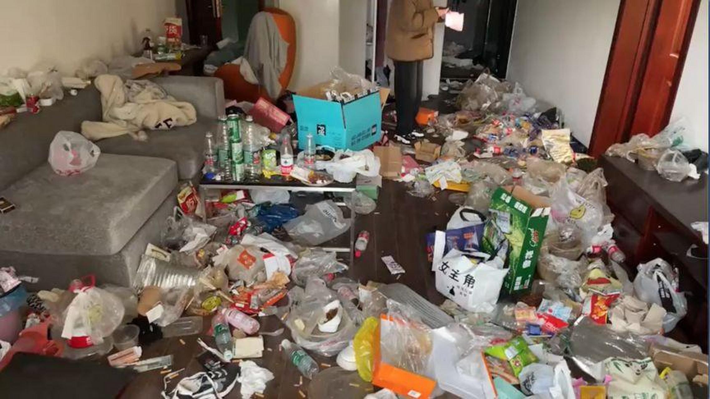 一男子在网上展示一租客退租后房屋内垃圾遍地的"惨状",让网友看的好