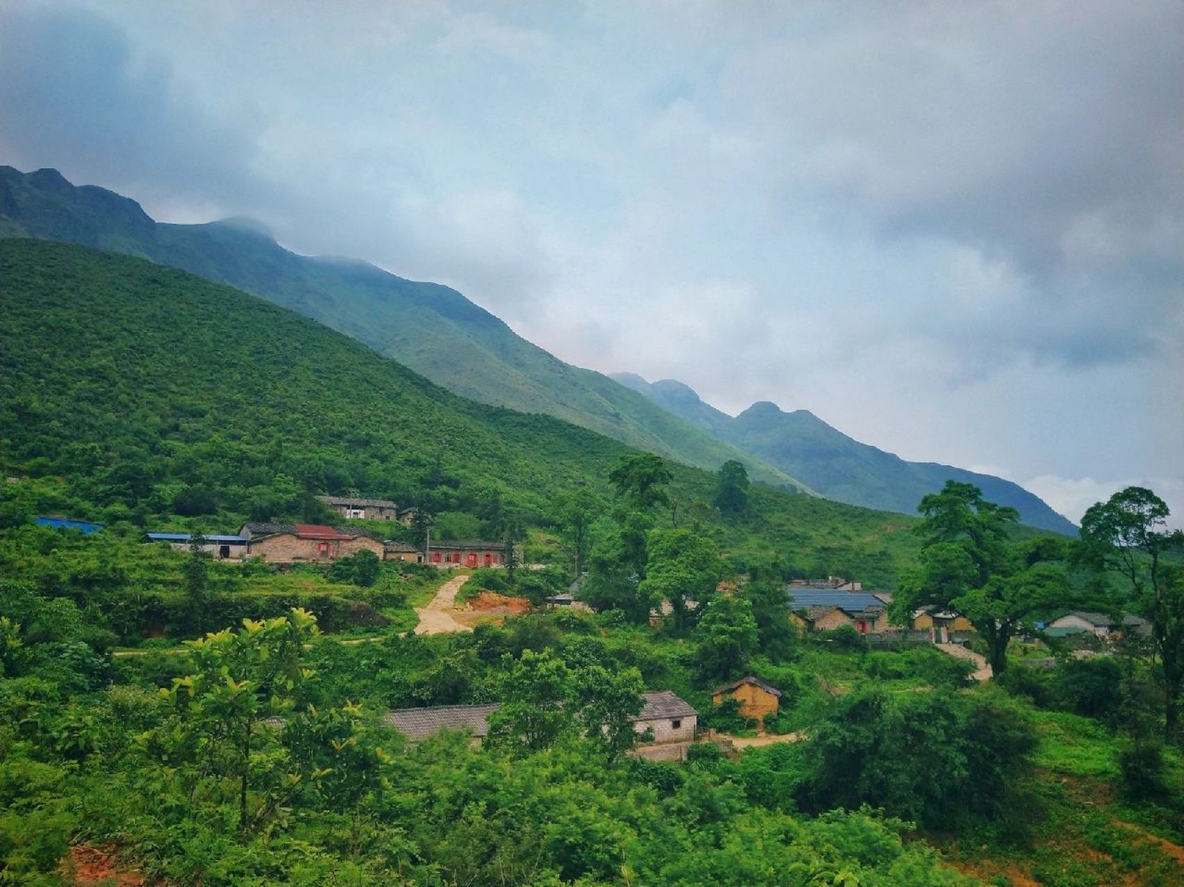贵港海拔最高的山-平天山 贵港平天山风光 图1:平天山马射尿瀑布,悬崖