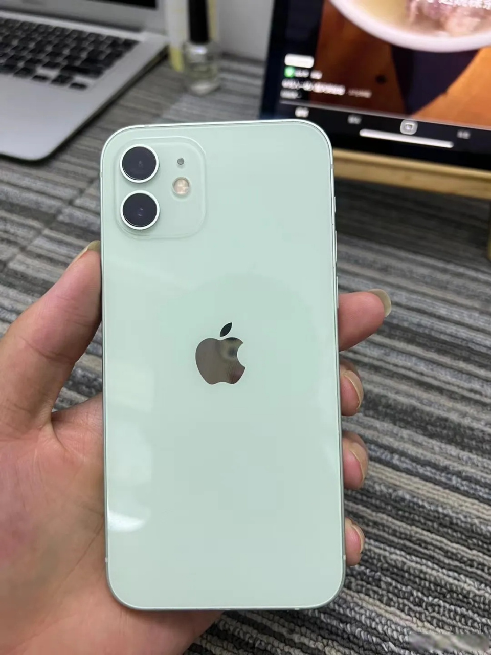 iphone15及plus新增青绿色# 这个绿色有点眼熟啊,苹果12上面用的居行