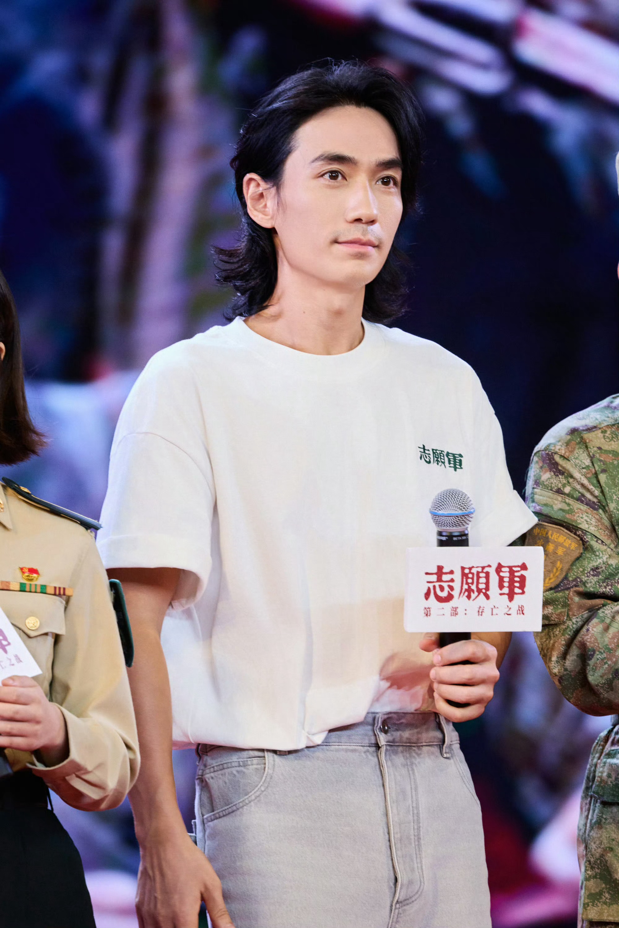 特别记录里的朱一龙 好可爱对着镜头变魔术谢谢朱一龙给我们带来那么