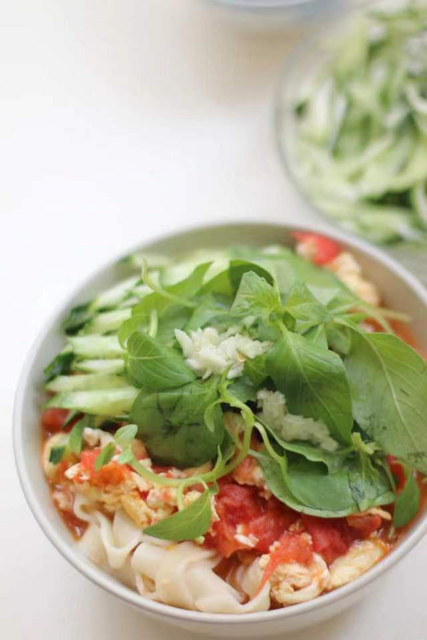 荆芥捞面条是河南人的夏日必备#荆芥和黄瓜丝捞面条,淋上蒜汁,带ⅱ!