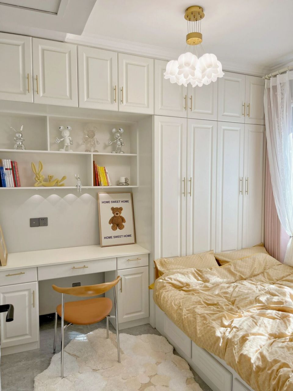 小户型卧室做这样的榻榻米,颜值与实力并存 房间8平左右,没有选择全屋