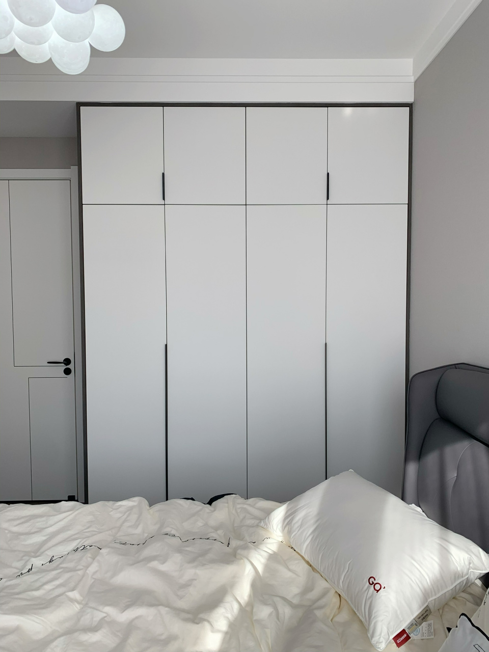 我的卧室虽小,但我把床尾空间利用的好 尺寸:长3.1宽3.