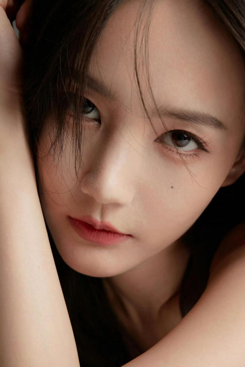 好像掉进李一桐这个无底的深渊洞里去,不是说好谁先眨眼睛谁输的吗