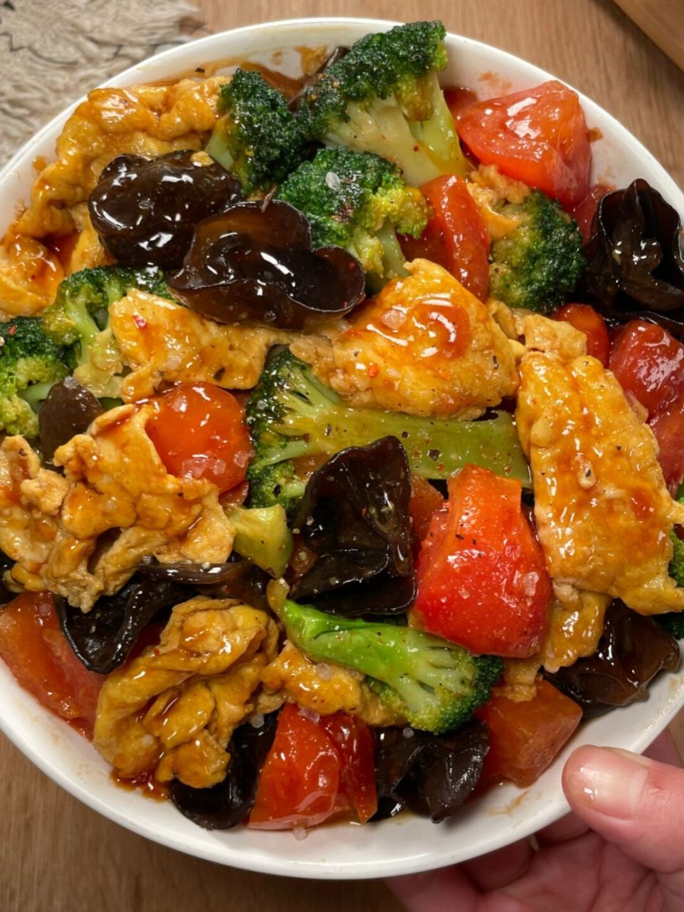 越热啦,今天跟大家分享我最近喜欢吃的低卡低脂的番茄西兰花炒鸡蛋