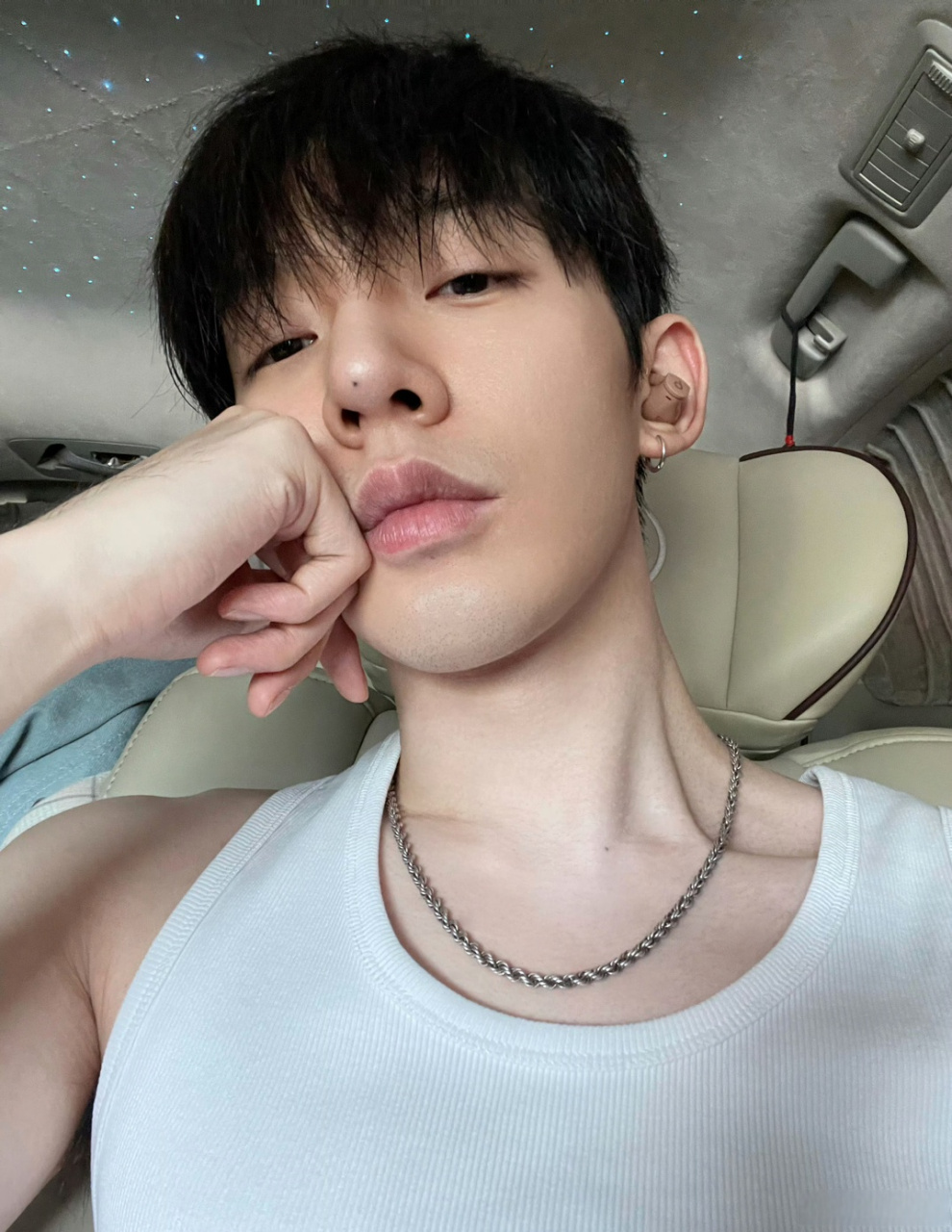 鼻头痣大帅哥谁不爱?老头衫也爱!