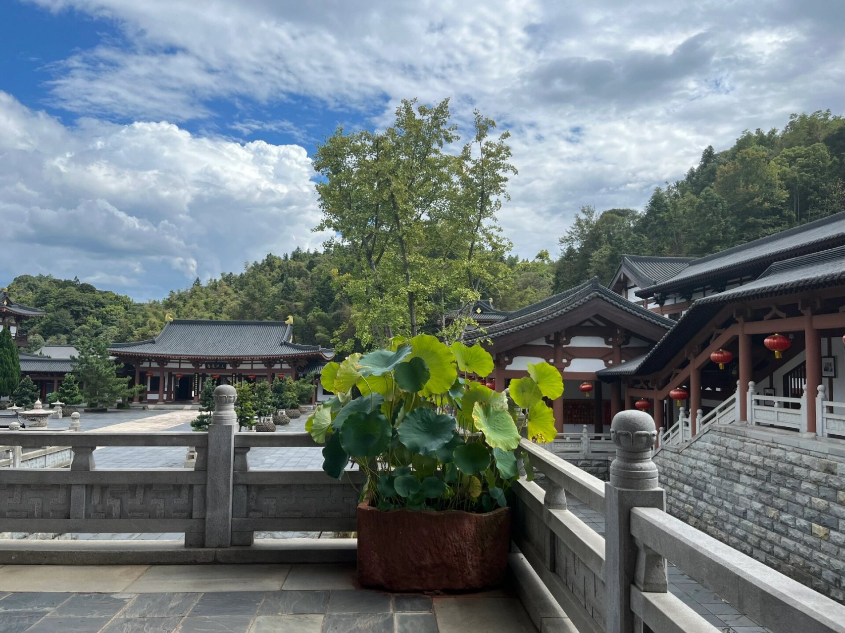 江西曹山宝积寺 想拍法物流通处的手串,结果没开门.