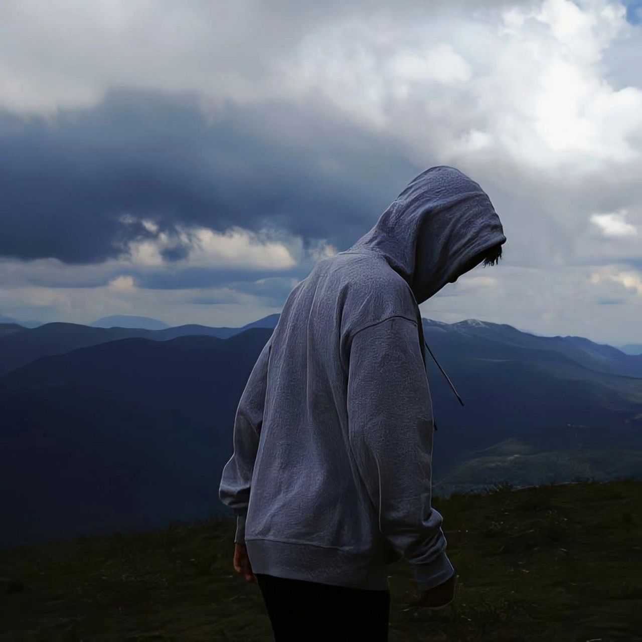 孤独感瞬间爆棚的头像 孤独,走的远远的,我一个人去流浪( 0761︵