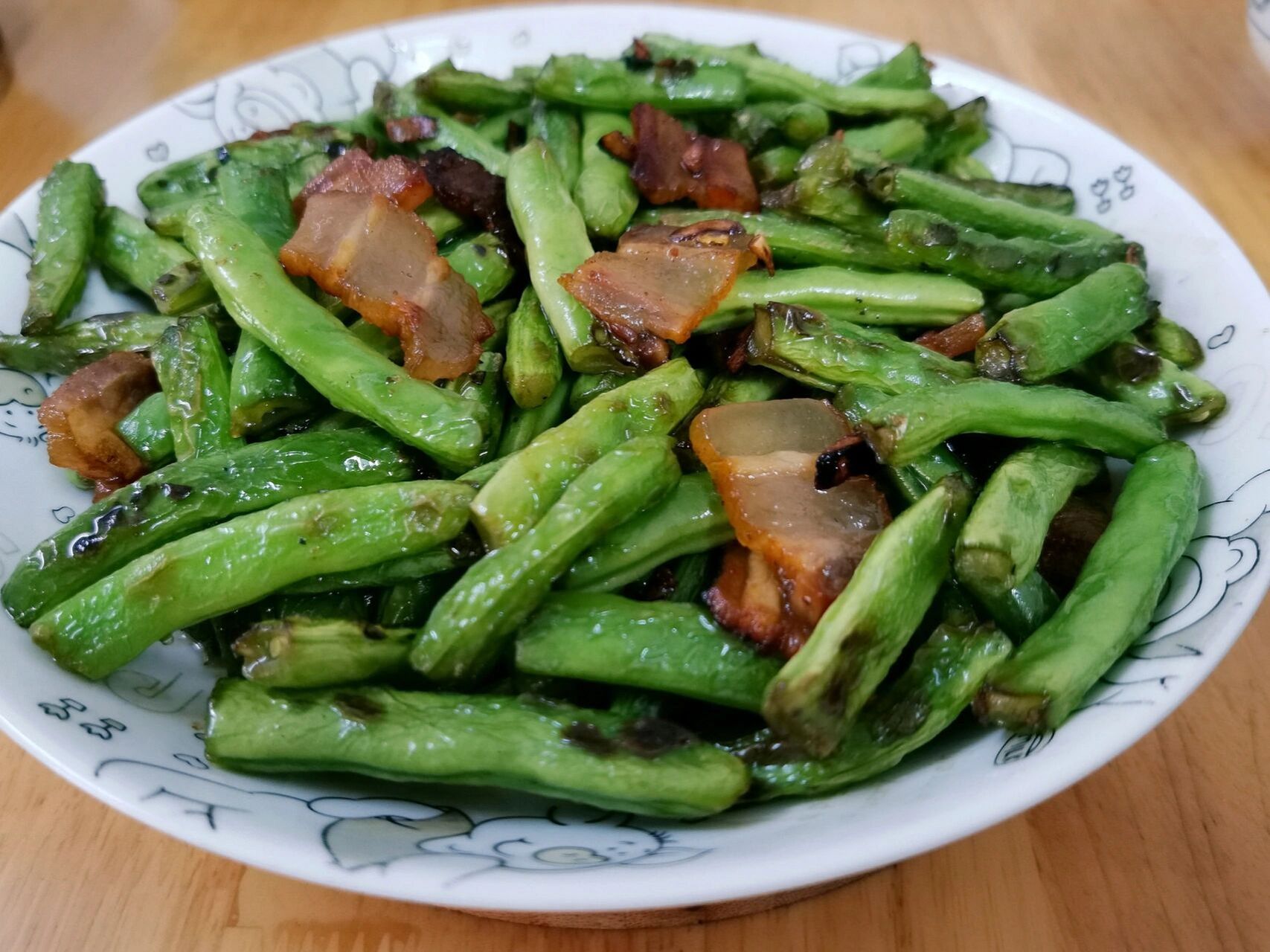 在家做饭|五花腊肉炒四季豆 今天分享一道超级下饭简单易做的家常菜