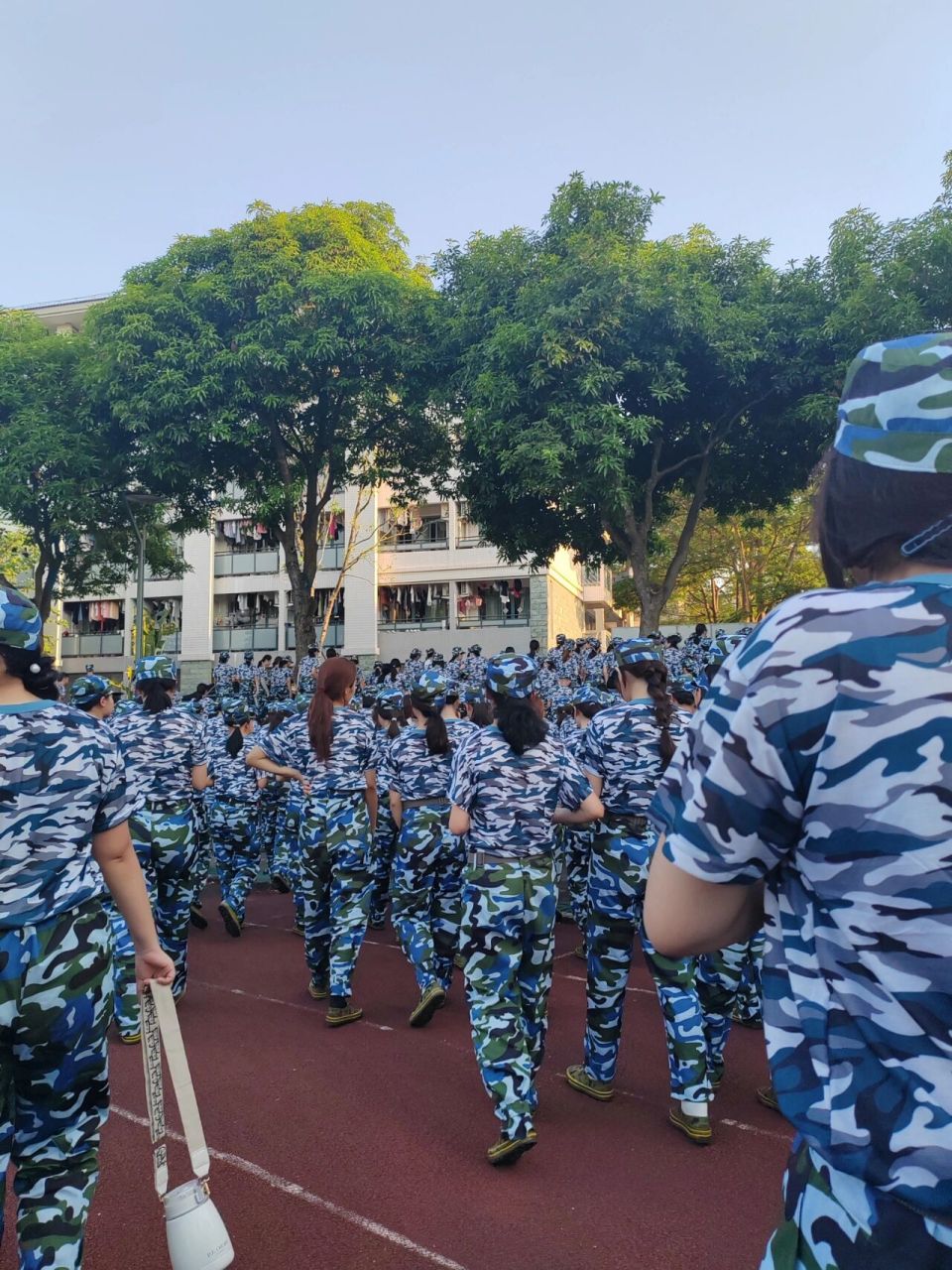 我真的討厭軍訓 為什麼要軍訓啊 腳痛腰痛臉曬得痛 ……還有13天 鍛鍊