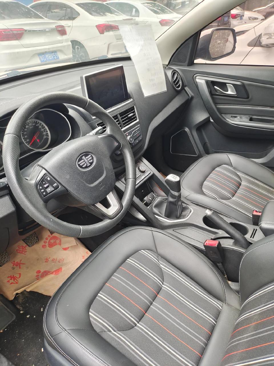 刚到家18年上牌手动挡奔腾x40,一手车行驶4万多,多功能方向盘大屏导航