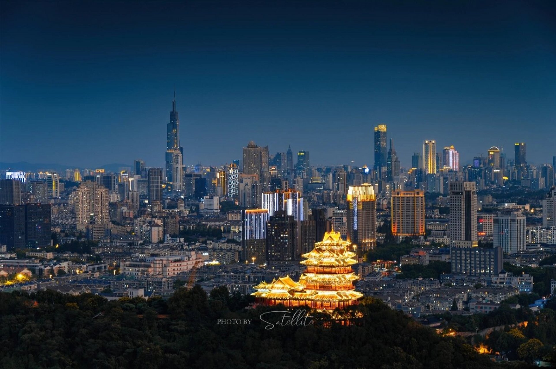 南京爬楼 | 终于拍到了亮灯的阅江楼!