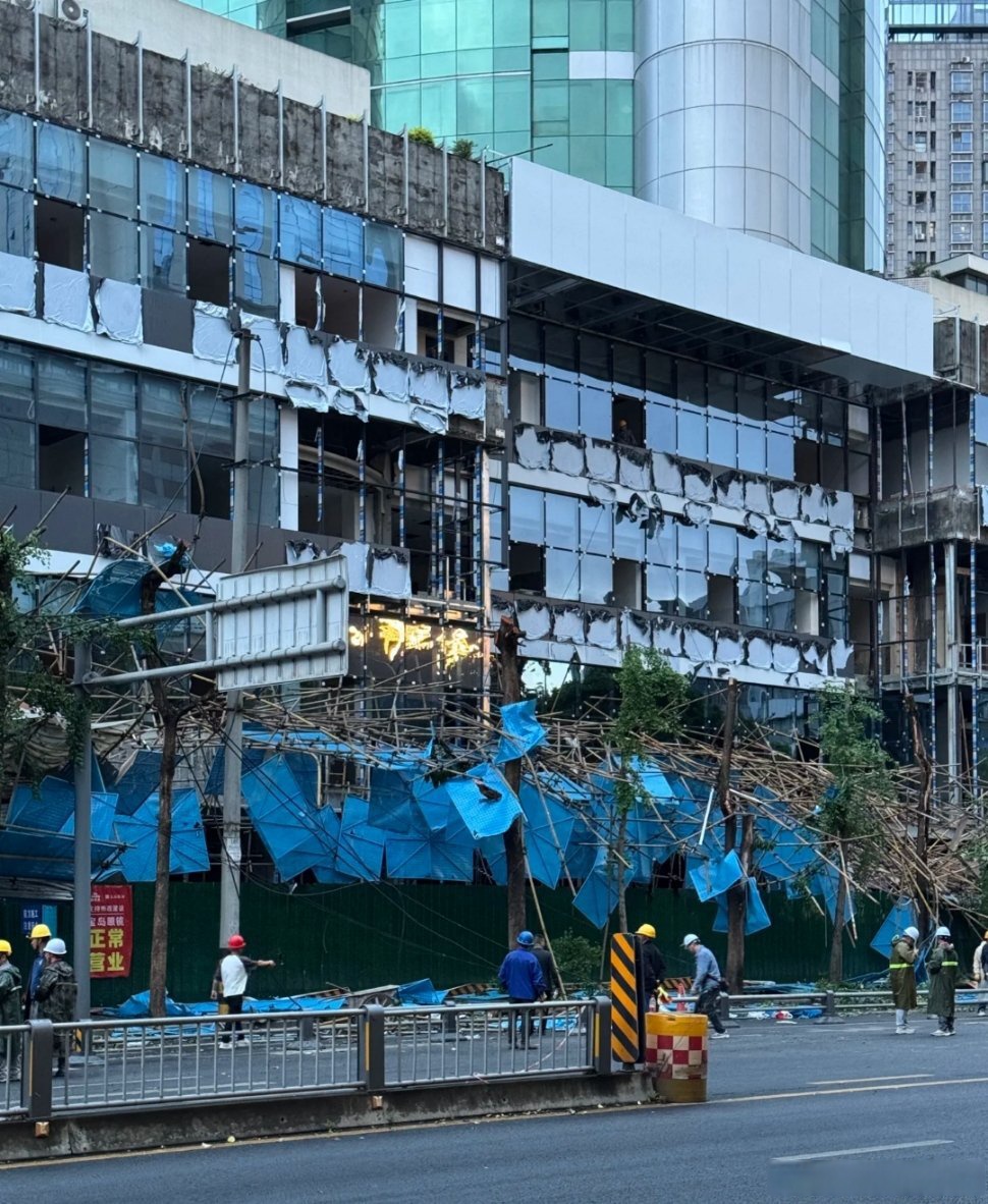 今早看到很多树木被连根拔起,很多设施被毁坏,甚至有