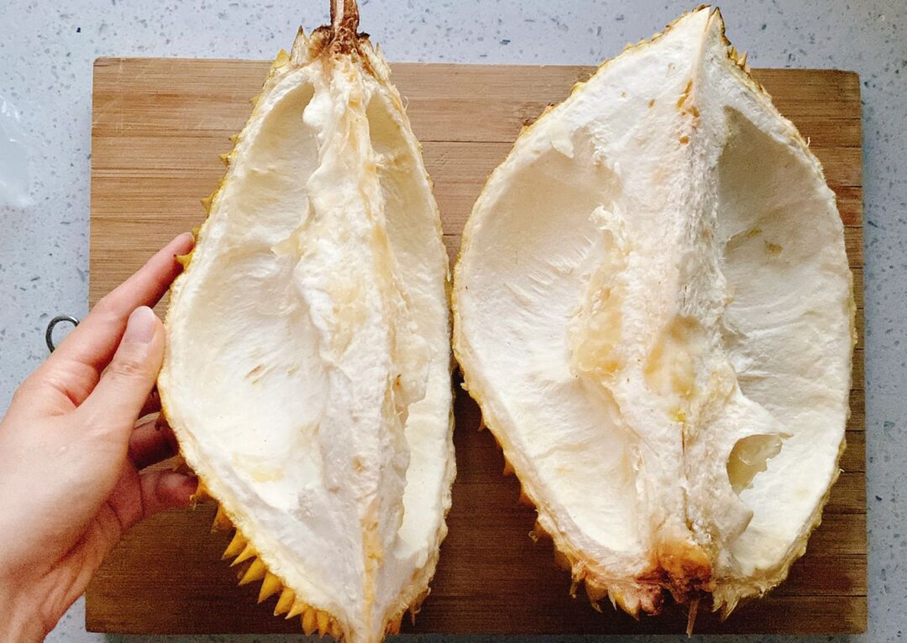 榴莲山药炖鸡汤 1,买一小块榴莲,把肉去走之后,壳去掉把中间的瓤像切