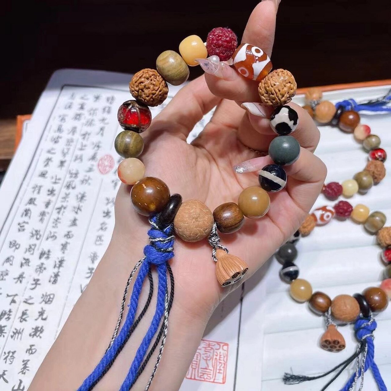 多宝手串 文玩多宝手串 搭配:桃木莲蓬,凤眼,花梨木,菩提根,玛瑙天珠