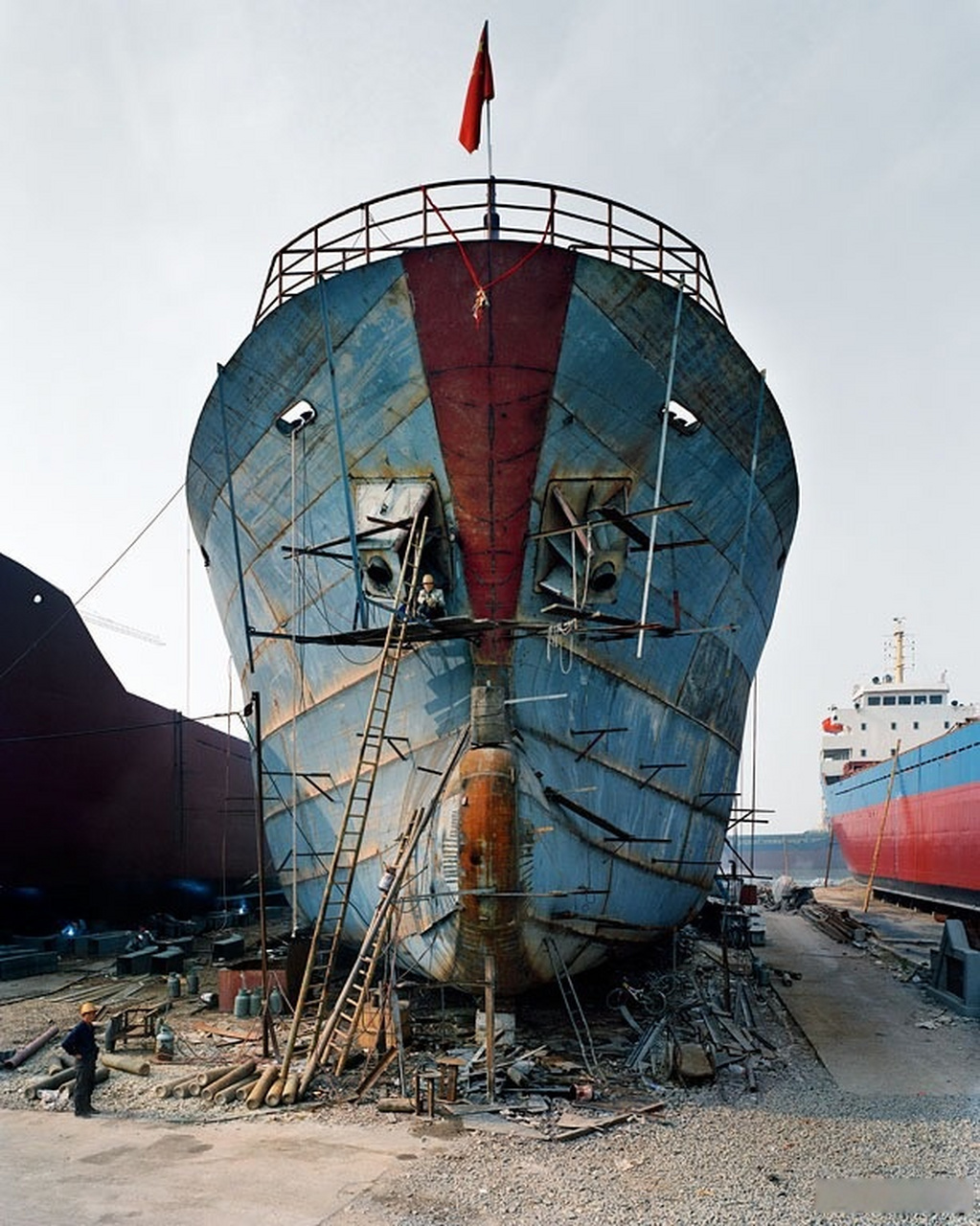 摄影作品《造船厂》,2005年  浙江省七里港11号船厂