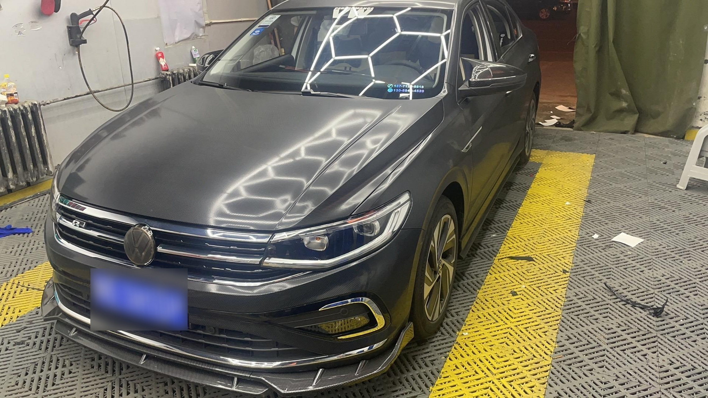 来自蒙b的一位23款宝来车友改色案例,原车白色贴碳纤维纹改色膜,有