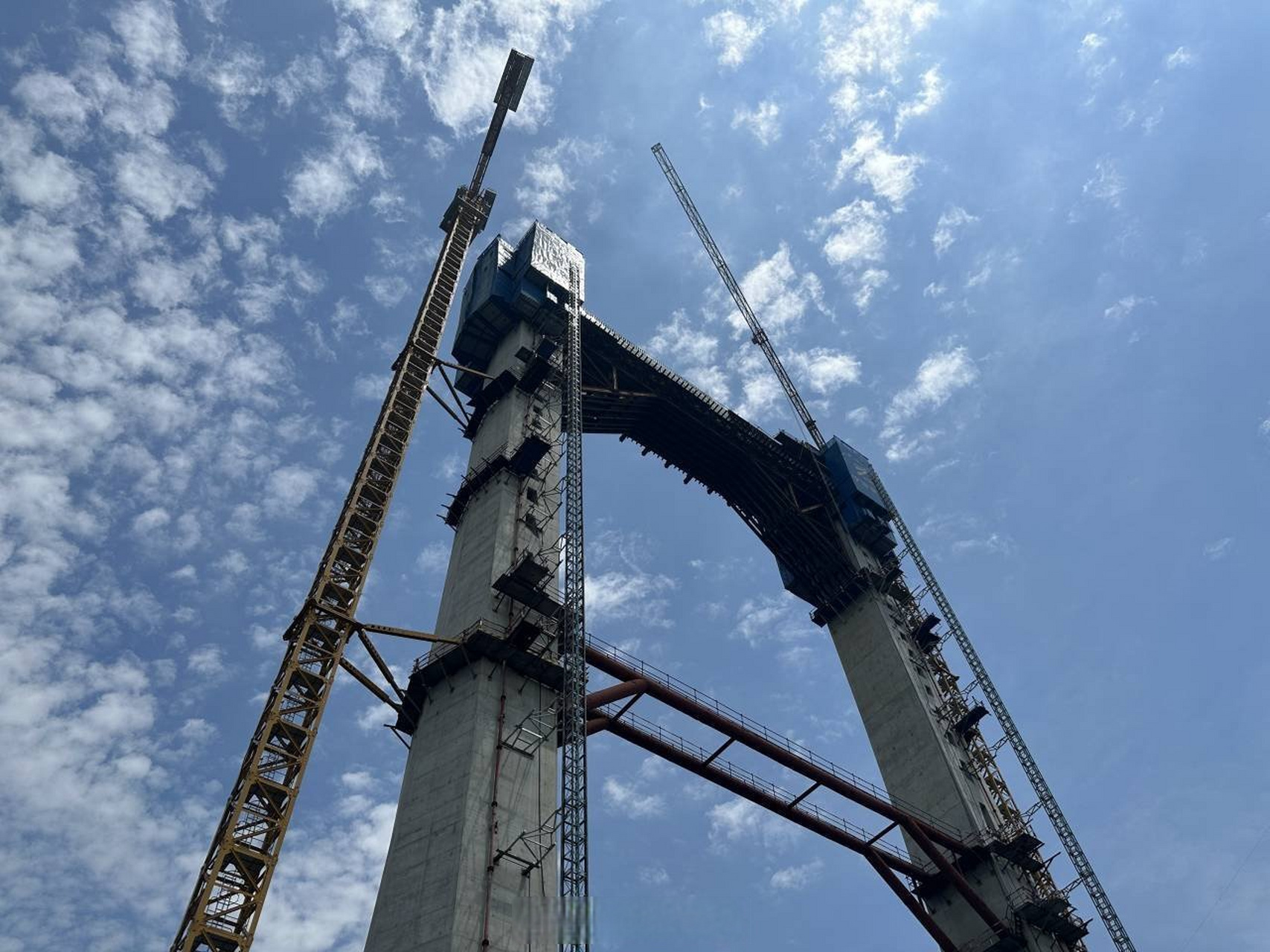 六横公路大桥一期项目梅山侧索塔顺利封顶】7月8日,六横公路大桥一期