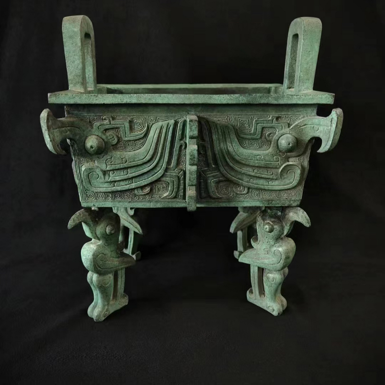 青铜器图片 青铜器独特的色泽和质感,彰显了其高贵和神秘的魅力,成为