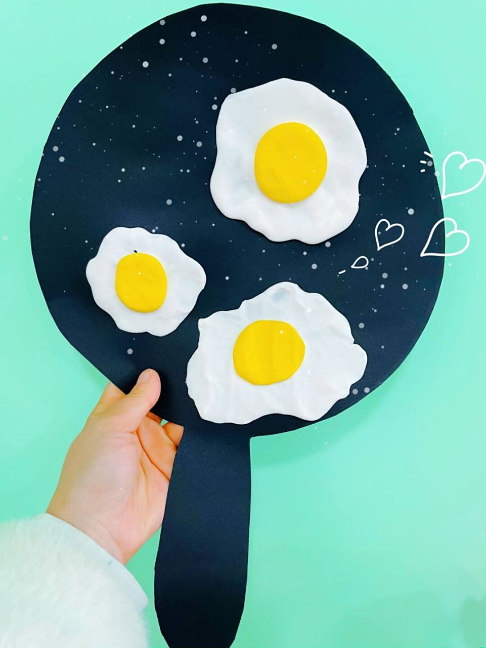 小班创意美术 手工 《煎荷包蛋》 材料:黑色卡纸 粘土(白色和黄色)