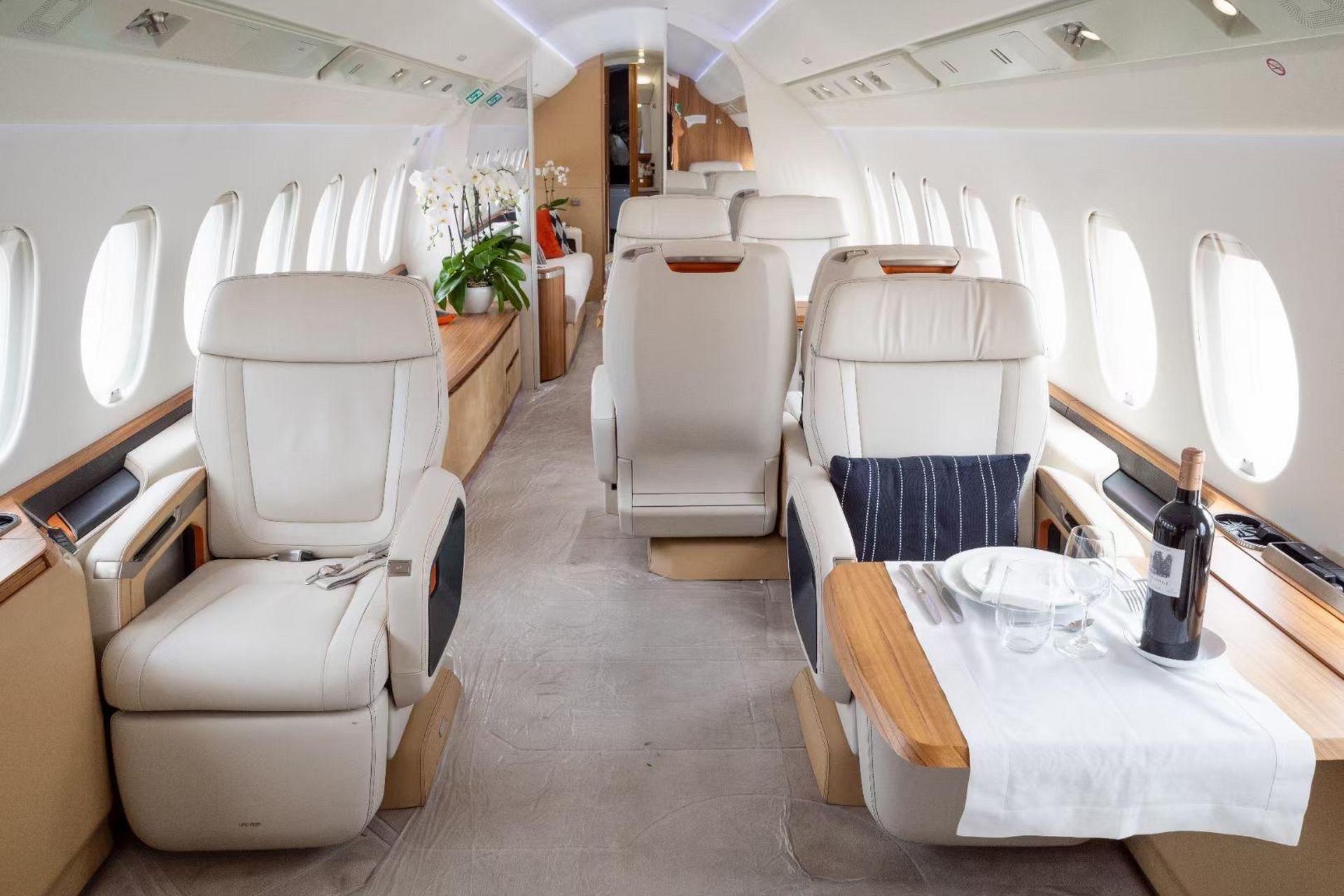 今天第一个体验,达索猎鹰 6x公务机 拥有所有专用公务机中最大的客舱