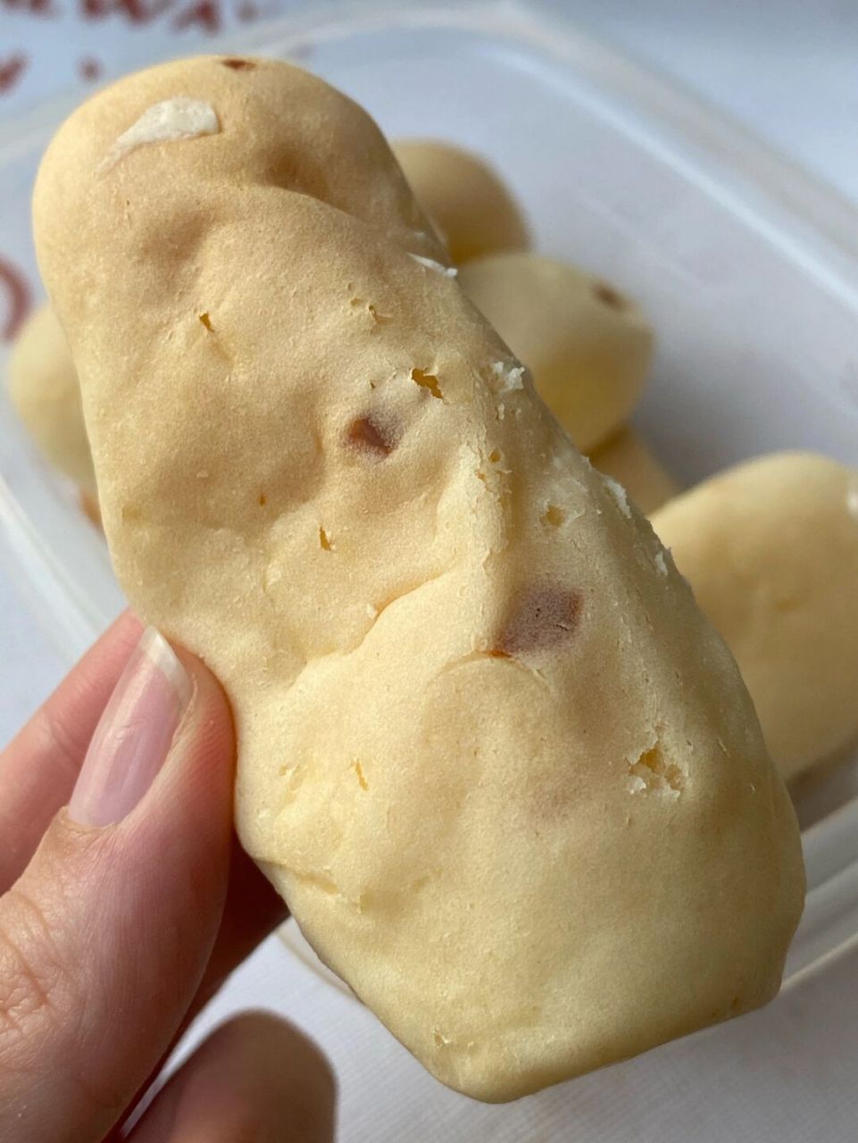 芝士麻薯条 麻薯是冰的关系不会很q 但是足够香足够有嚼劲 麻薯皮中间