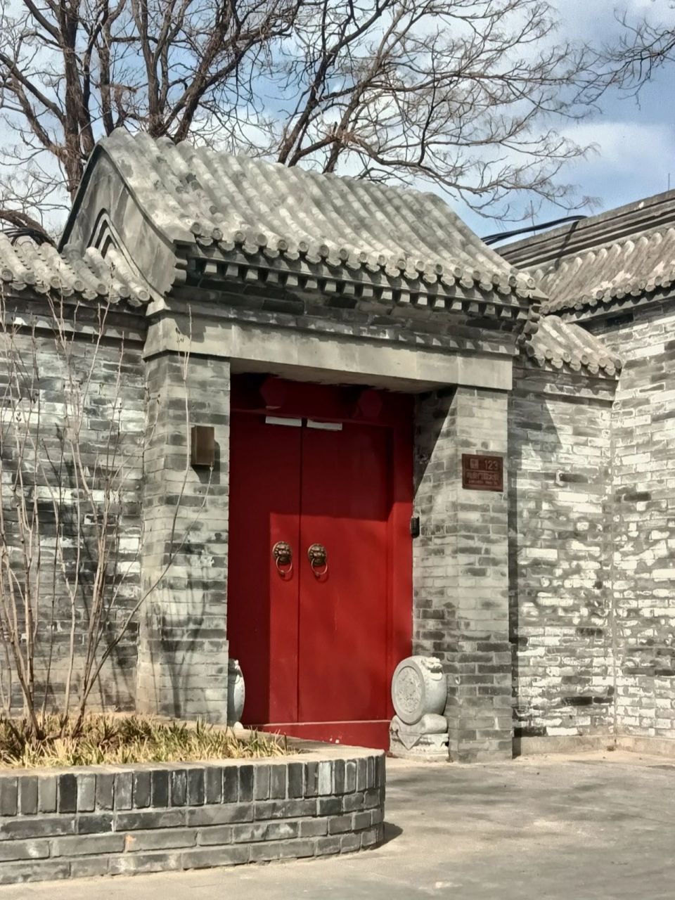 比如老北京四合院讲究"坎宅巽门",即门必须开在东南方(东南在八卦中