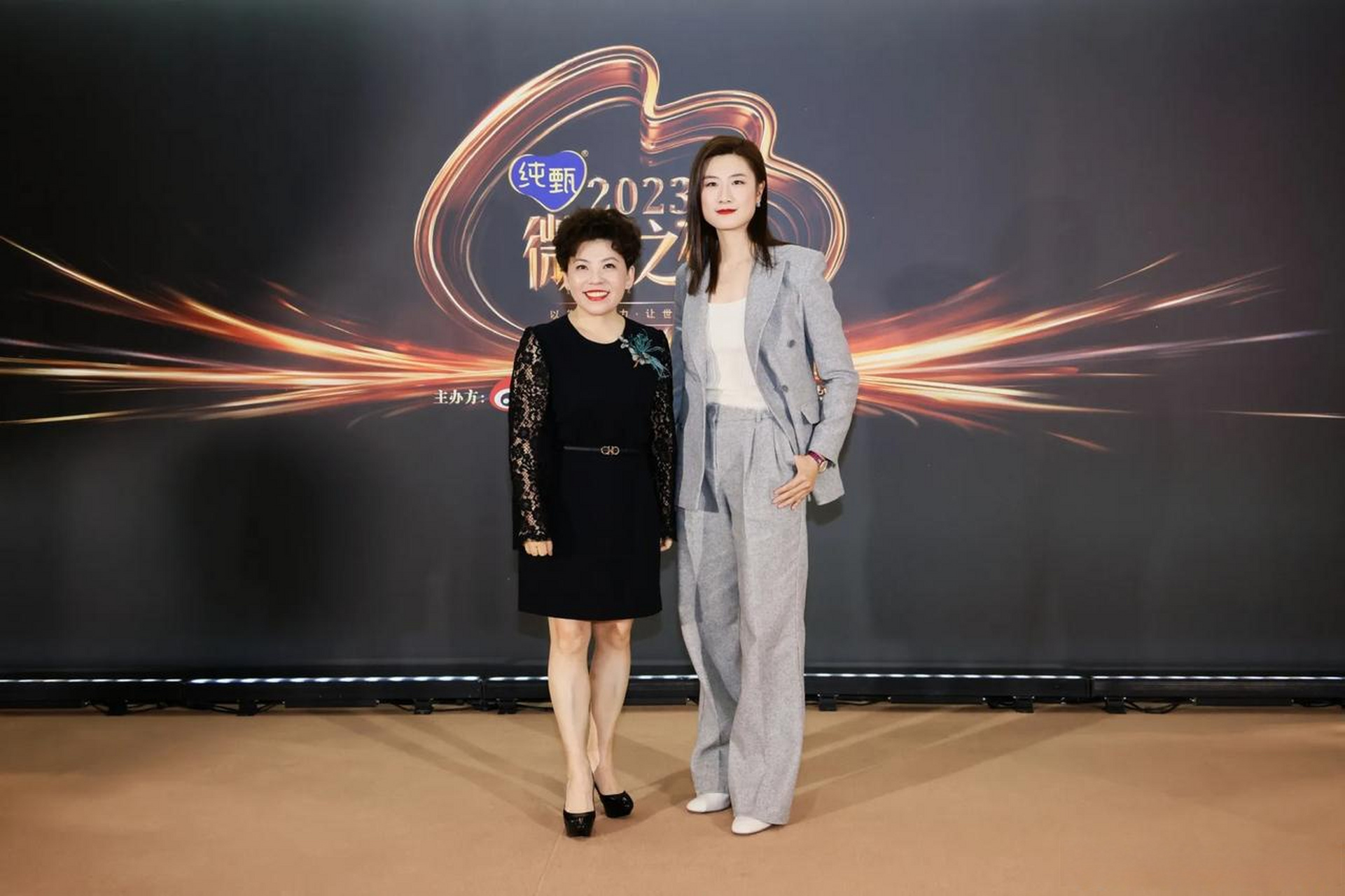 邓亚萍和各明星合影,气场十足,就连站在易建联身边,身高可能仅仅有