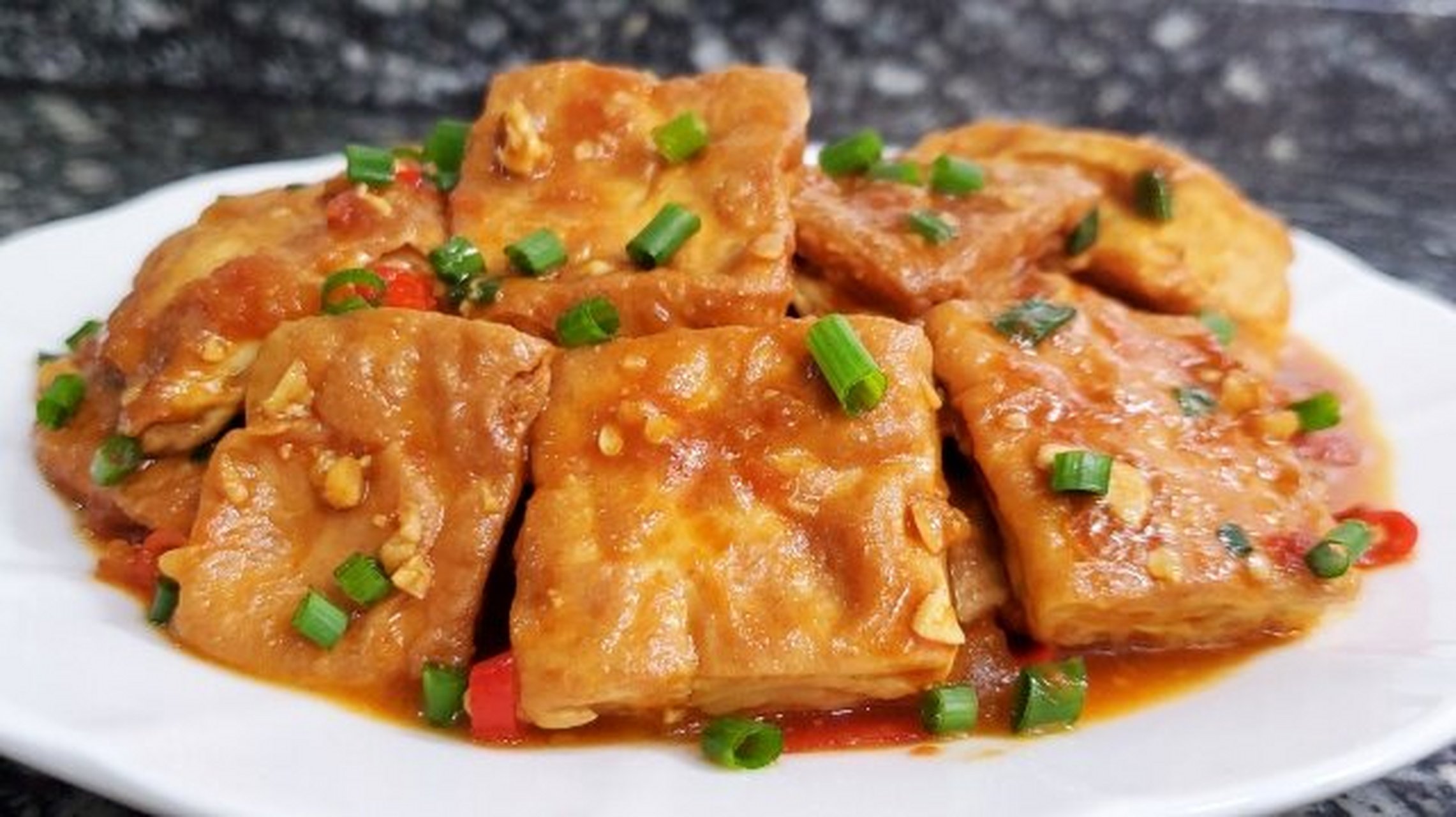 豆腐又名水豆腐,老豆腐,南豆腐,北豆腐,是最常见的豆制品,也是我国