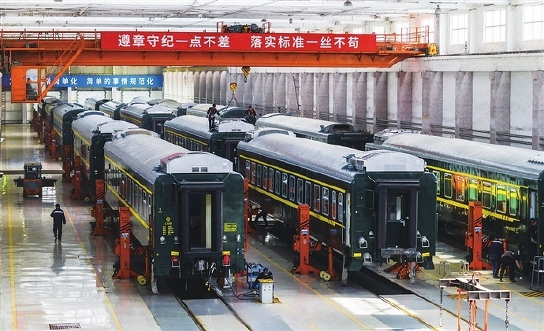 【列车春检进行时】近日,太原车辆段检修车间的工作人员正在对车体