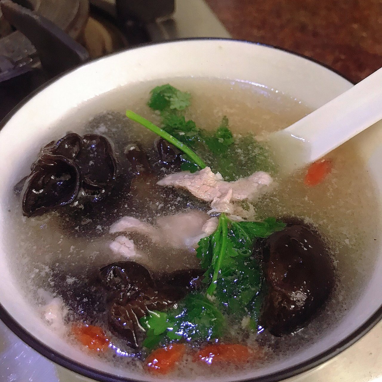 润肺73秋耳瘦肉汤90 做法73秋耳是木耳中最好的90也叫老鼠