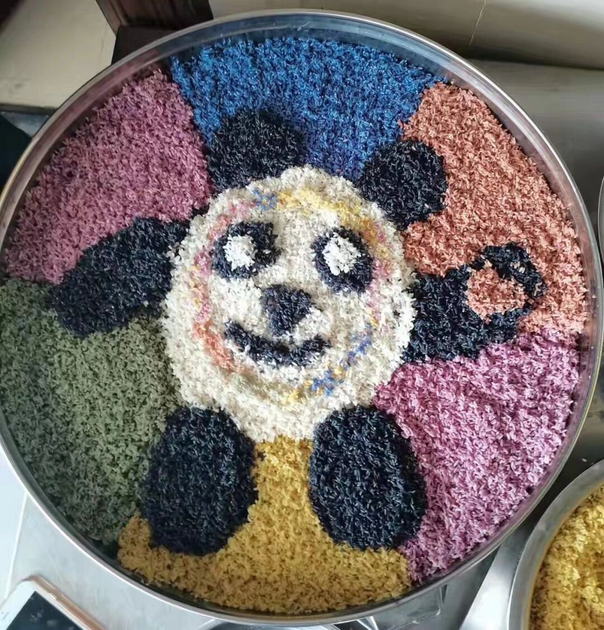 广西壮乡三月三美食,七彩冰墩墩糯米饭 #笔记灵感# 七彩色糯米饭是