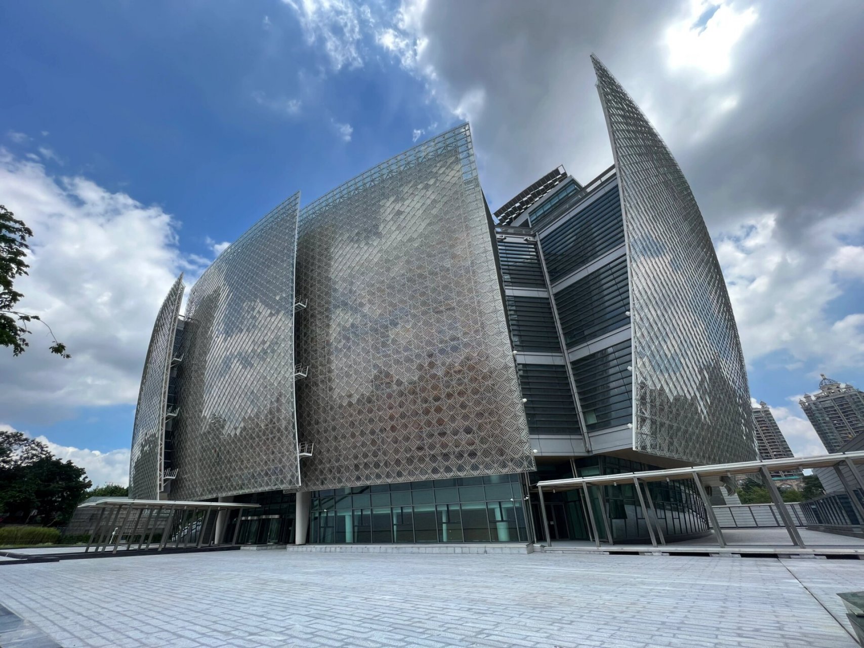 广州美术馆新馆 广州美术馆新馆(又称广州艺术博物院)坐落于广州塔以