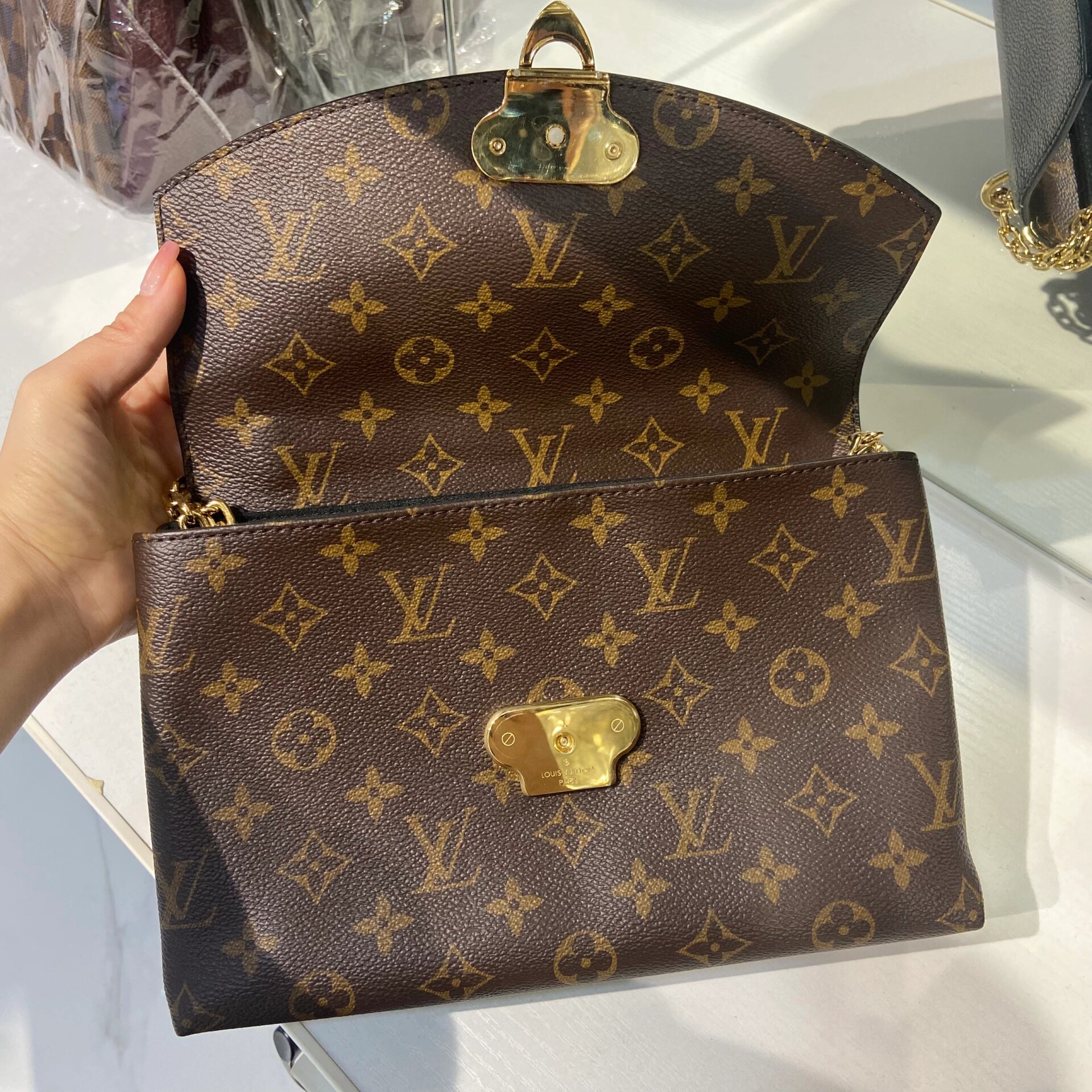 lv老花拼黑色信封包链条包 lv saint placide老花拼黑色信封包链条包