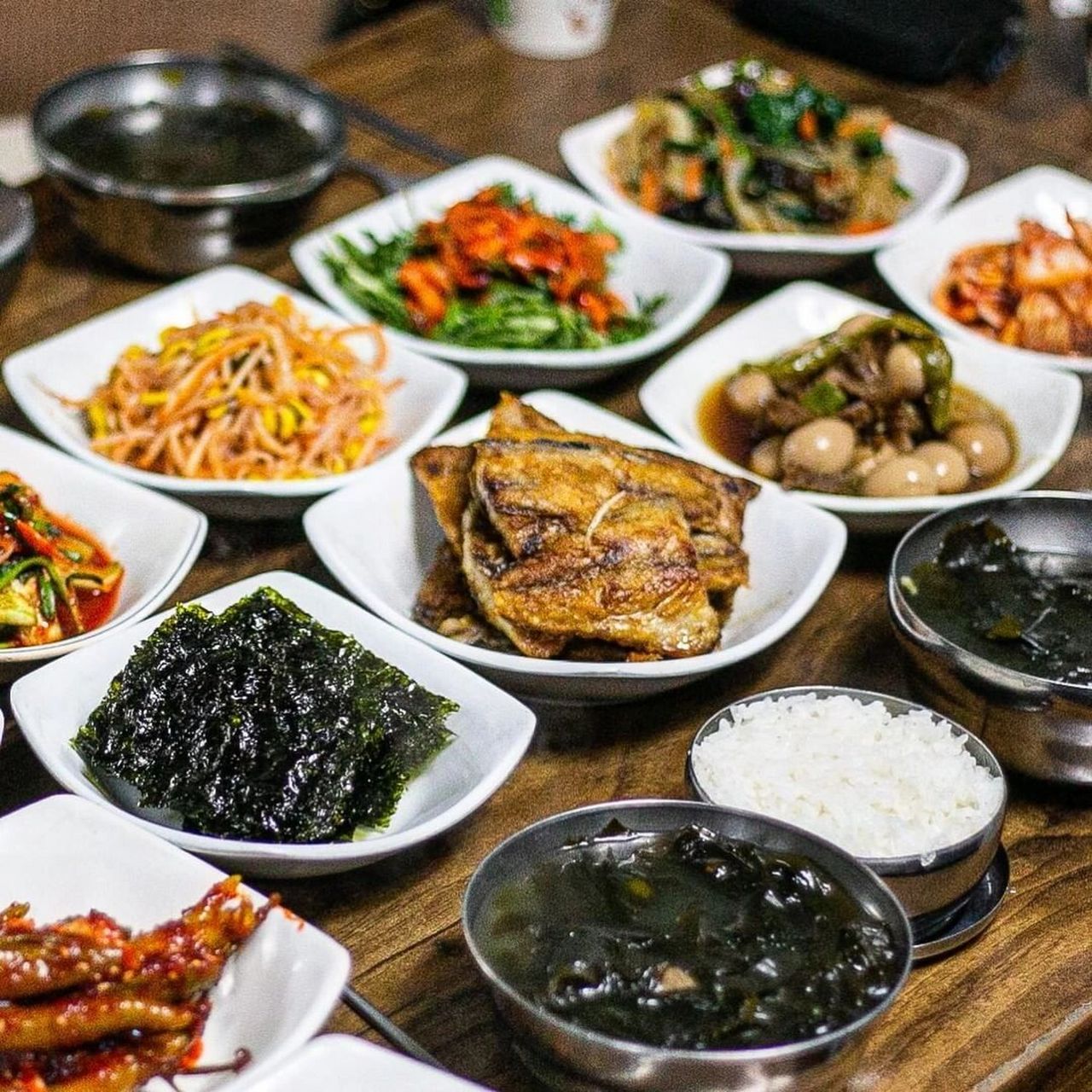 只要6000韩元 就可以吃到各种地道的韩国家庭式小菜 杂菜 拌豆芽 炸鱼