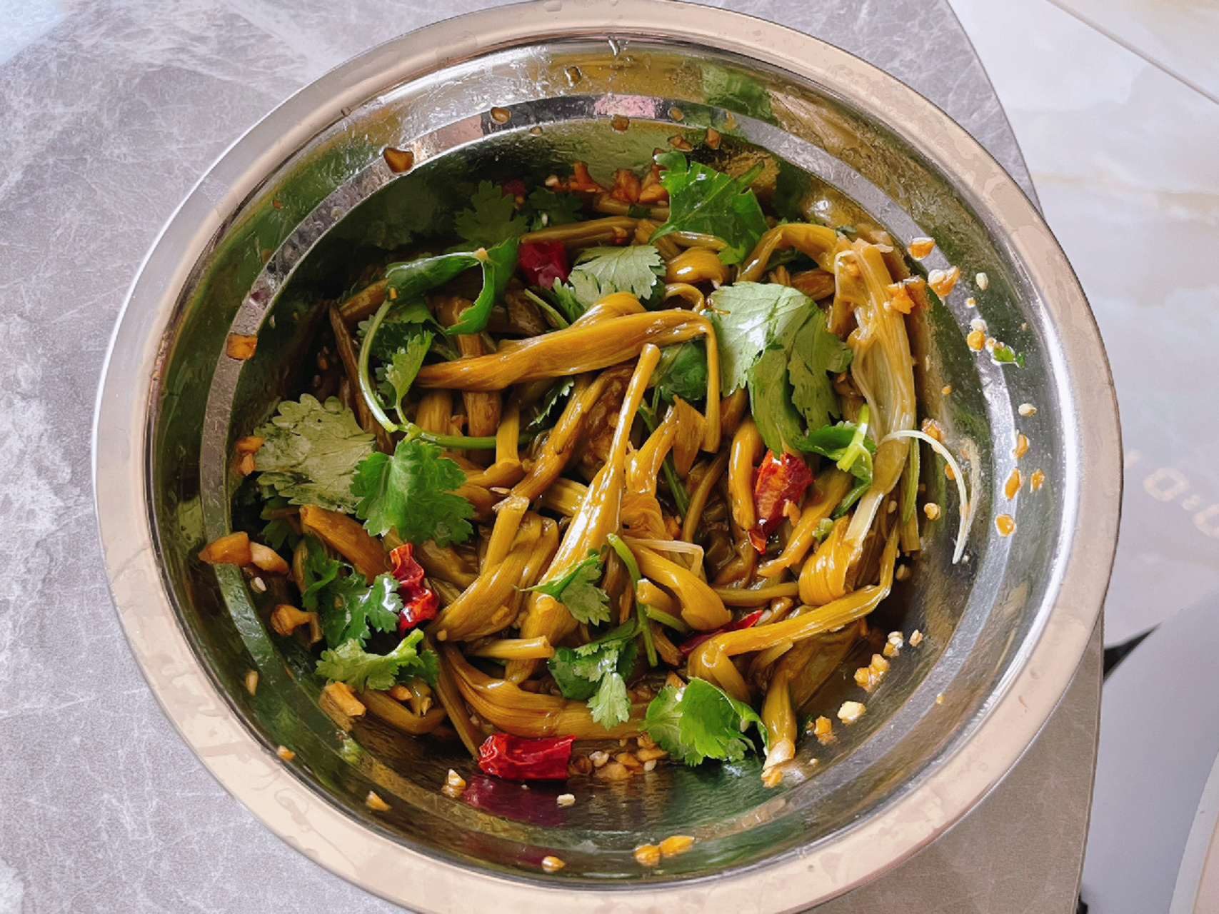 凉拌黄花菜  材料:黄花菜干(半包50g10元) 1.