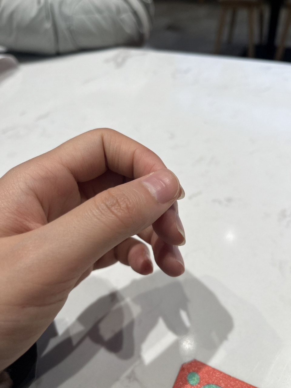 指甲上横纹什么意思呀!凸起的一条梗