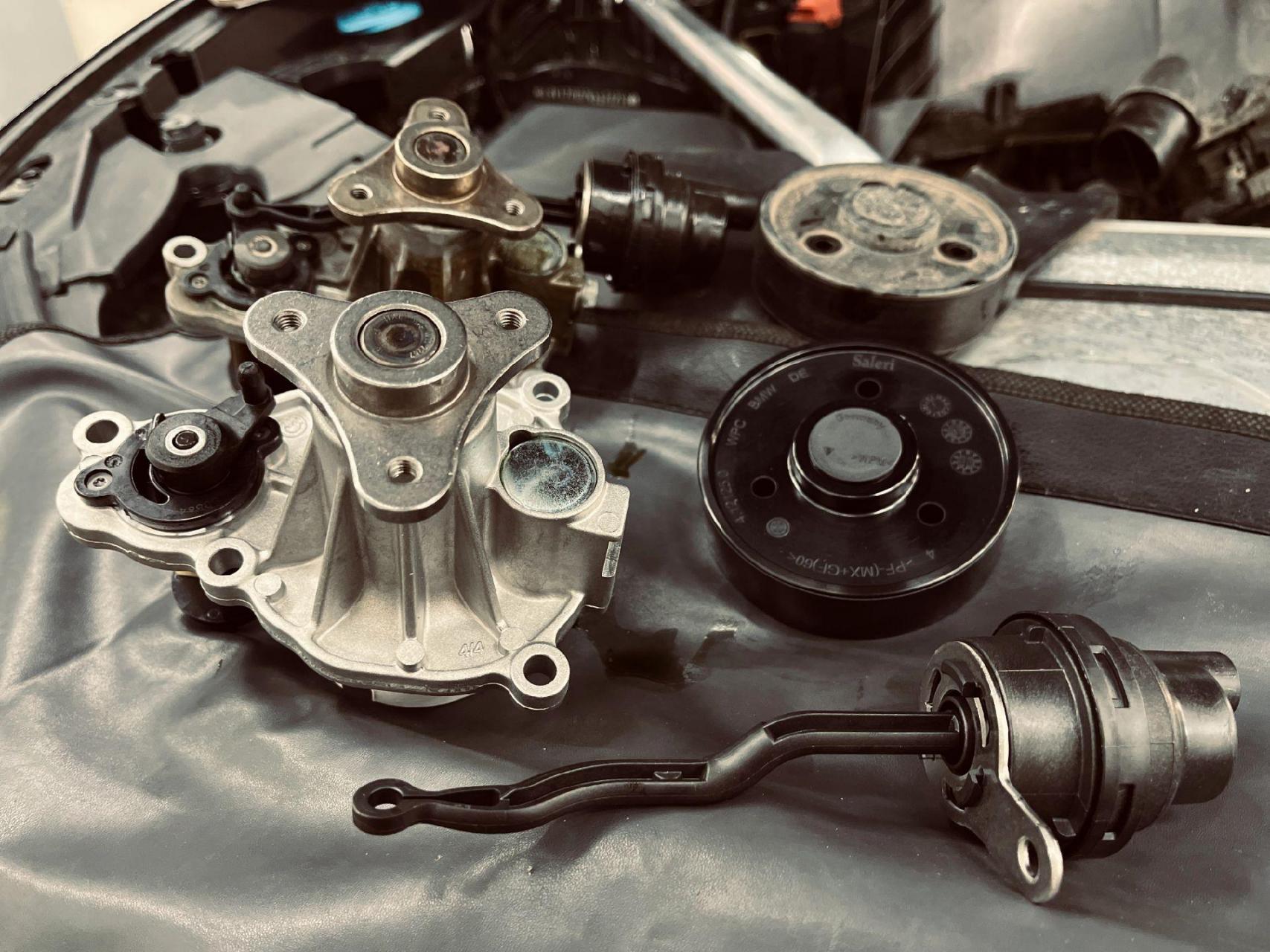 宝马x3更换水泵-原厂正品.