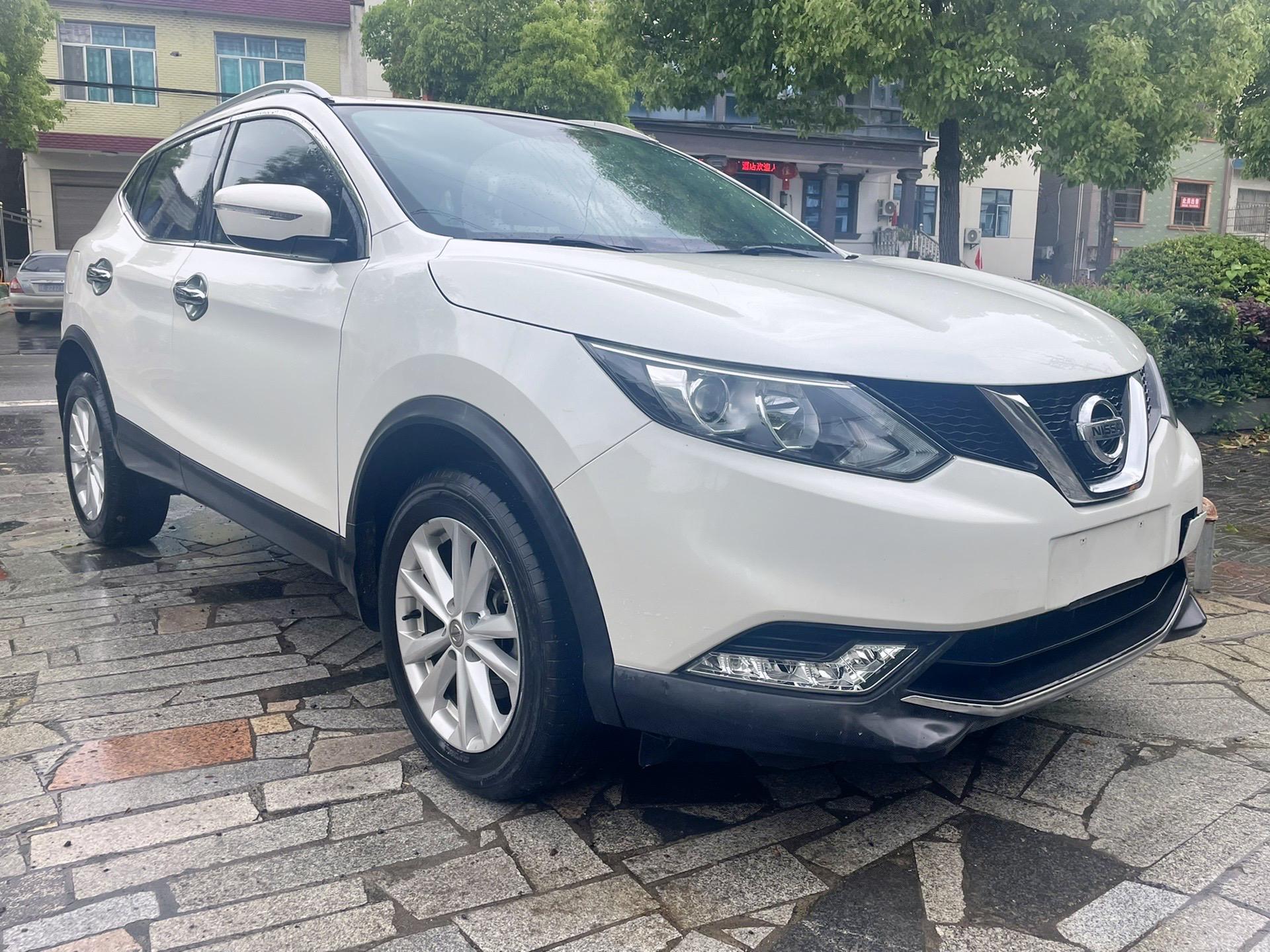 日产逍客:珠光白颜色精英版;搭载2