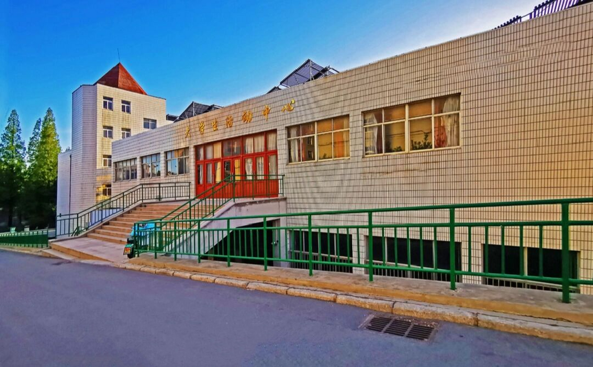 青岛农业大学海都学院在烟台莱阳,莱阳果园不少啊哈哈哈,大樱桃莱阳