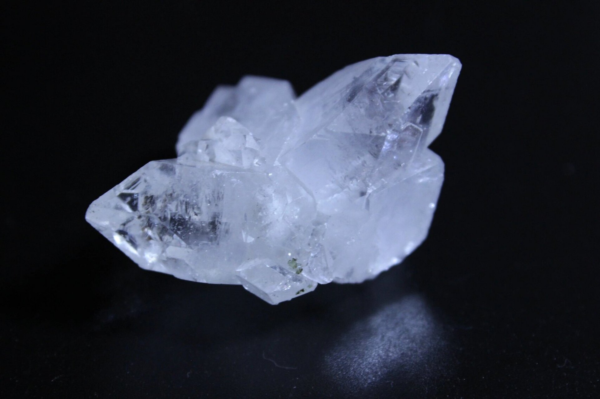 印度钻石鱼眼石 鱼眼石(apophyllite)是钾,钙的氟化物硅酸盐矿物.