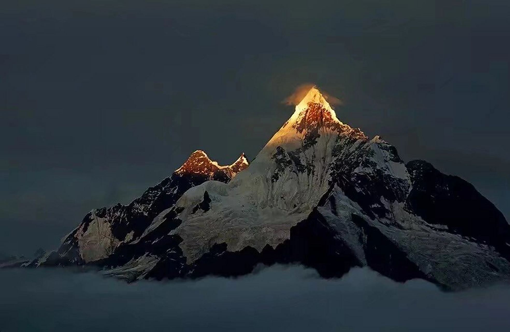 梅里雪山,美得窒息,云雾缭绕,天与山相接 日照金顶,梅里雪山的山顶
