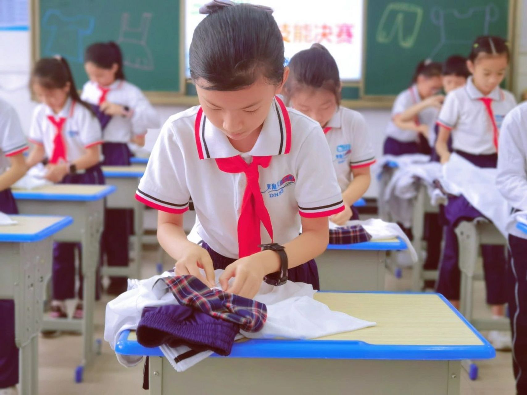 劳动教育—叠衣服比赛 为了落实劳动教育,班级开展了一次劳动技能比赛