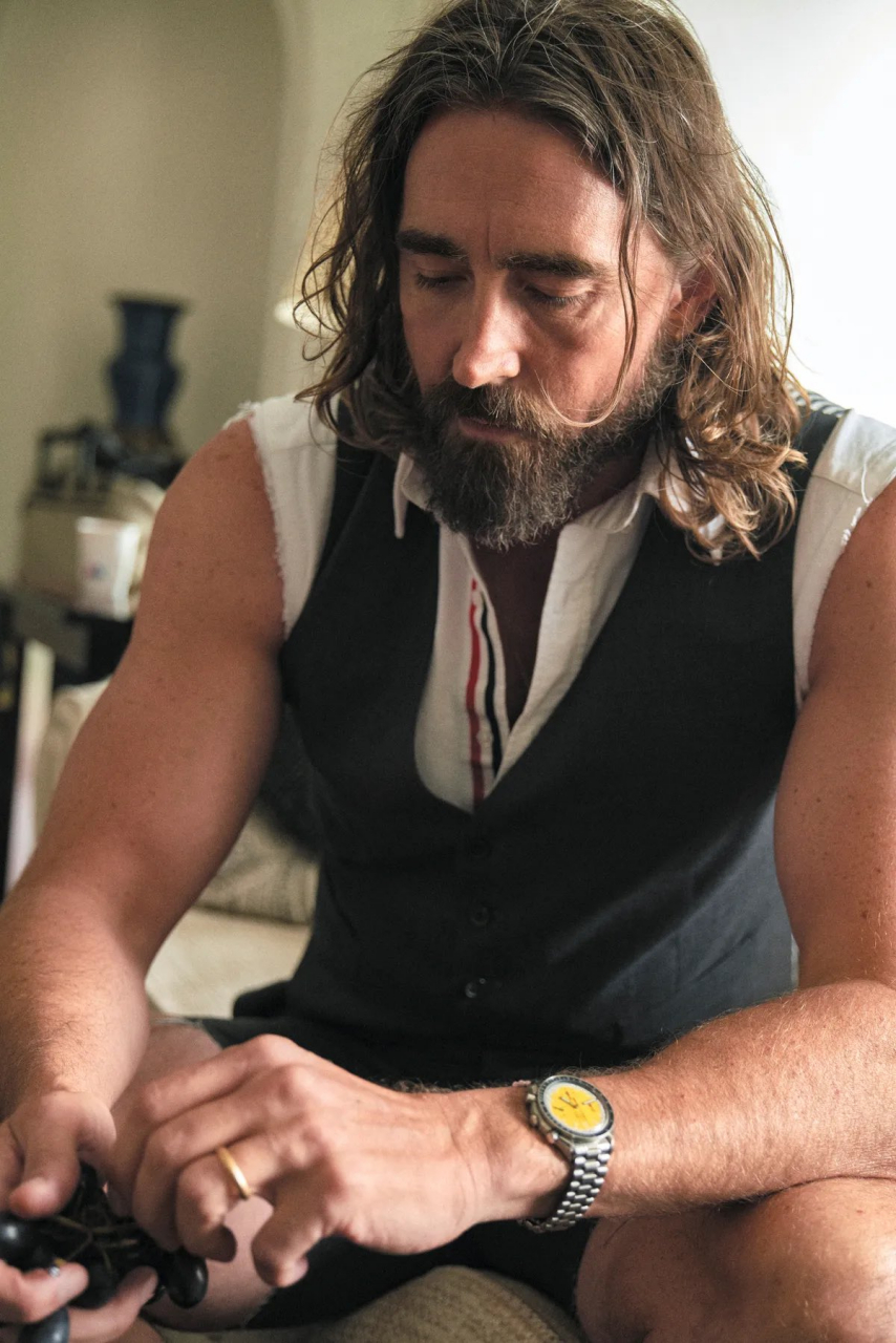 李·佩斯,表演一个猛男吃橘子.