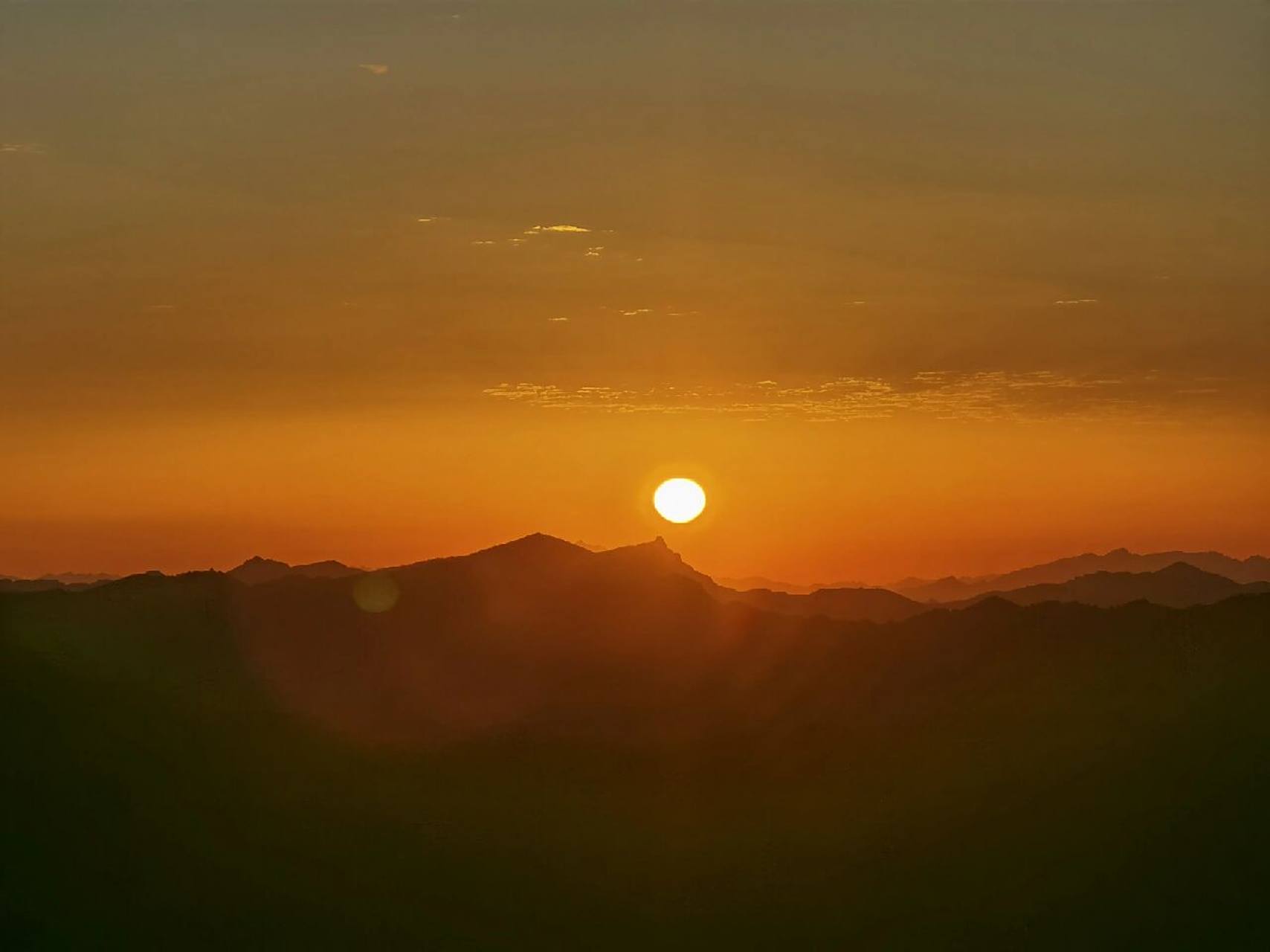 人历经磨难而不倒下,把那些从未有过的伤痛踩在脚下,你也可以浴火重生