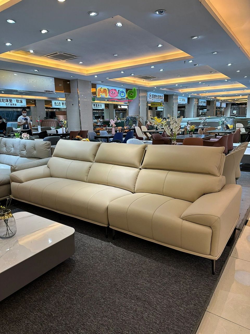 选家具不要错过佛山家具批发市场75 一款奶油色的钢琴键93沙发.